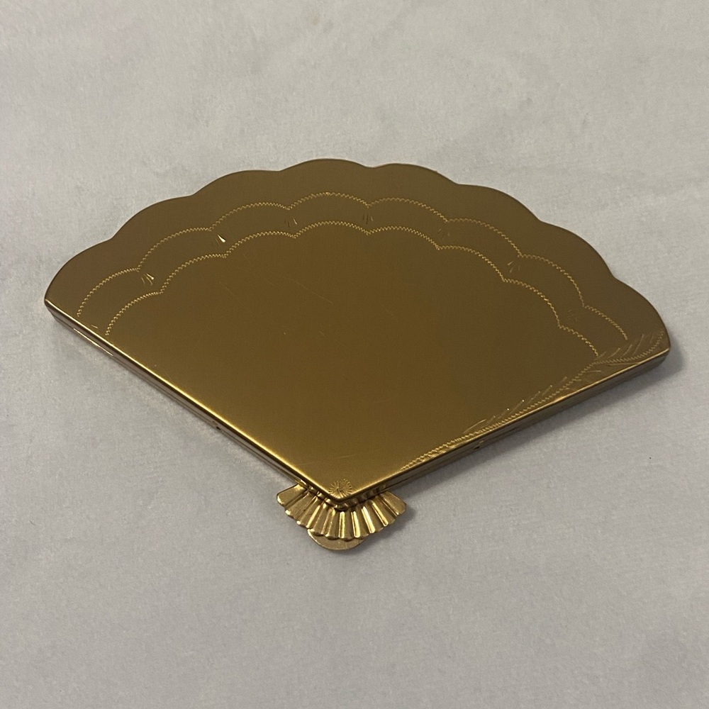 RARE 1940s Gold Henriette Mirror Compact with Etched Design - Picture 2 of 16